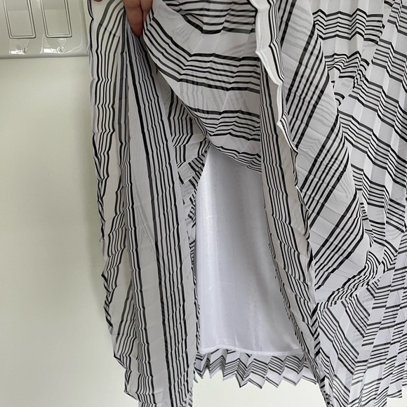 Joie pleated black and white, lined, lightweight, long pull-on skirt - Picture 4 of 9